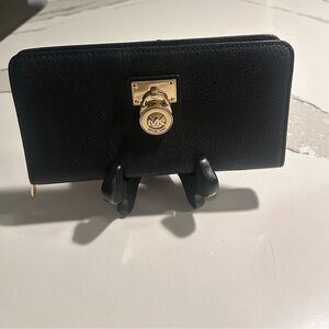 •Michael Kors Hamilton Traveler Large Zip
Around Black Leather Wallet With Lock